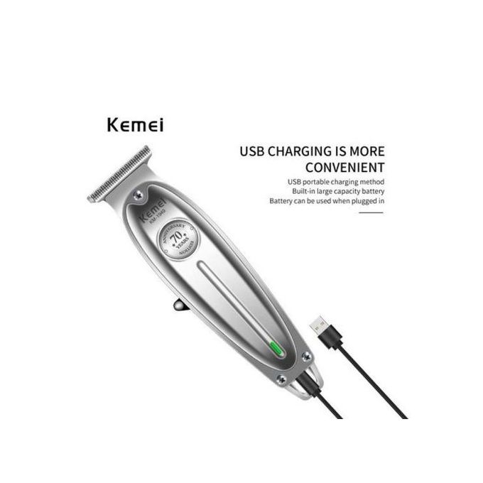 Kemei 1949 Tondeuse À Cheveux Electrique En Métal inoxidable km-1949 Tondeuse A Cheveux Avec Afficheur LCD – KM 1949 Gris العلامة التجارية: كيمي رقم الموديل: KM-1949 الاستخدام: الوجه ، اللحية ، الشارب ، الحلاق الجنس: رجل ، امرأة ، طفل وقت العمل: 180 دقيقة وقت الشحن: 2.5 ساعة شحن سريع وقوة عالية بطارية ليثيوم بسعة 1400 مللي أمبير أداة حلاقة محترفة للاستخدام المنزلي أو الصالون مصنوعة بالكامل من المعدن اللون: فضي محرك قوي جدًا القدرة: 5 واط الجهد: 100-240 فولت نوع الطاقة: قابلة للشحن عن طريق USB type C tondeuse kemei 1949