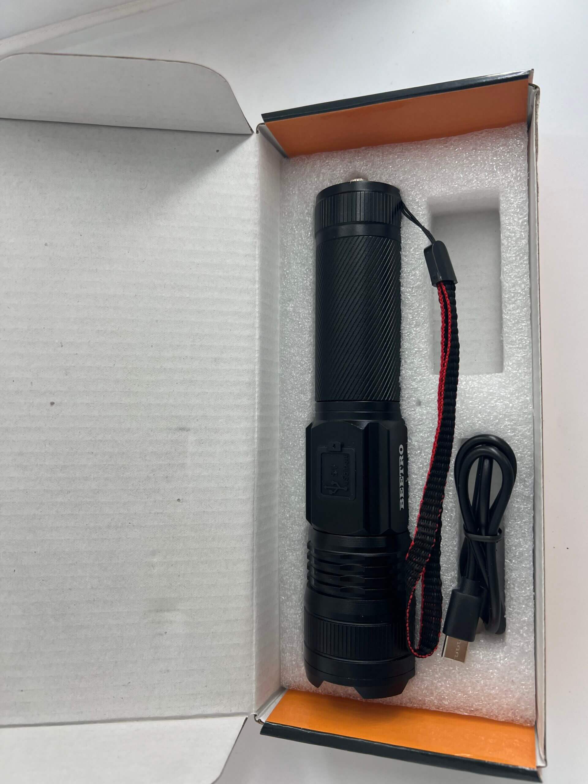 Lampe de Poche LED Puissante à Longue Portée LA 464 BEETRO