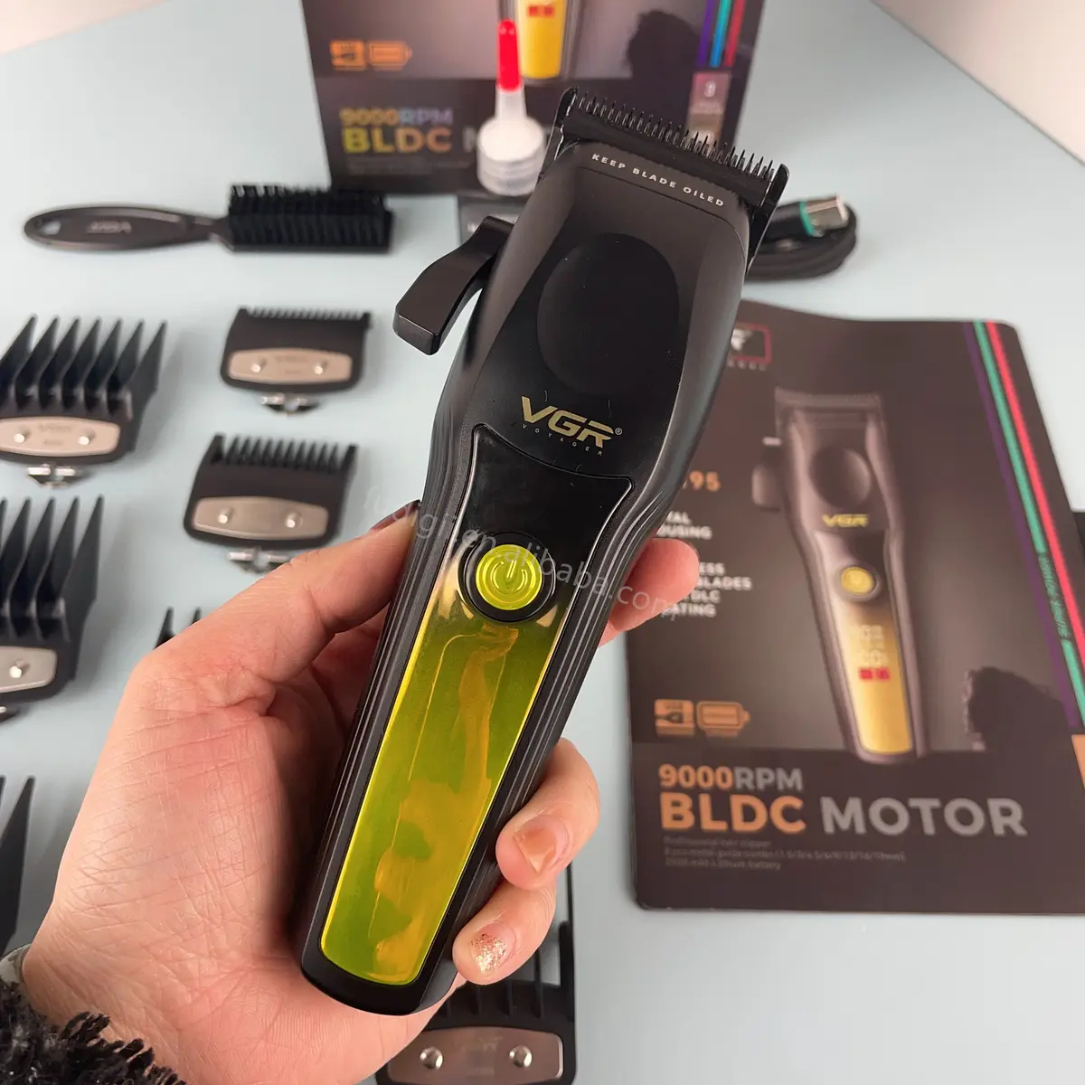 VGR V-195 – Tondeuse professionnelle salon série avec moteur 9000 RPM et batterie 2500 mAh