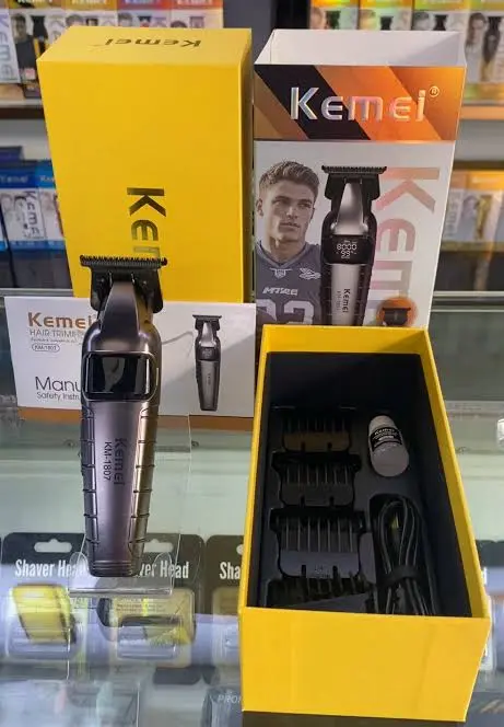 Kemei KM-1807 – Tondeuse Professionnelle 8000 RPM avec Lame DLC et Batterie 1400mAh – gris tondeuse 10W