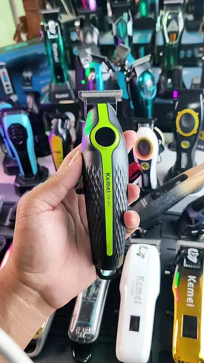 Kemei KM-260 – Tondeuse puissante avec moteur 7200RPM Rechargeable avec Écran LED et Batterie 1200mAh Kemei KM-260 – Tondeuse puissante avec moteur 7200RPM Rechargeable avec Écran LED et Batterie 1200mAh tondeuse kemei