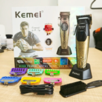 Kemei KM-1364 – Tondeuse Professionnelle Rechargeable 5 W avec Écran LED et Base de Recharge tondeuse avec bras