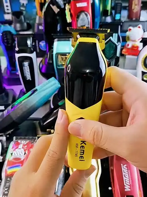 Kemei KM-1745 – Tondeuse Professionnelle Rechargeable avec Écran Numérique et Moteur 7 200 tr/min Kemei KM-1745 – Tondeuse Professionnelle Rechargeable avec Écran Numérique et Moteur 7 200 tr/min